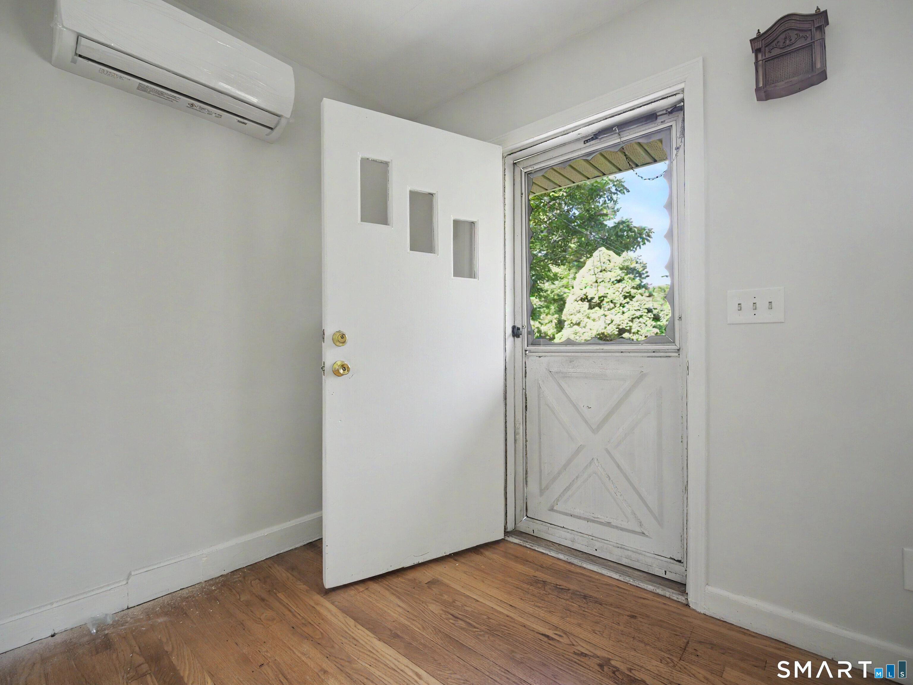 141 Corrigan Avenue photo 10