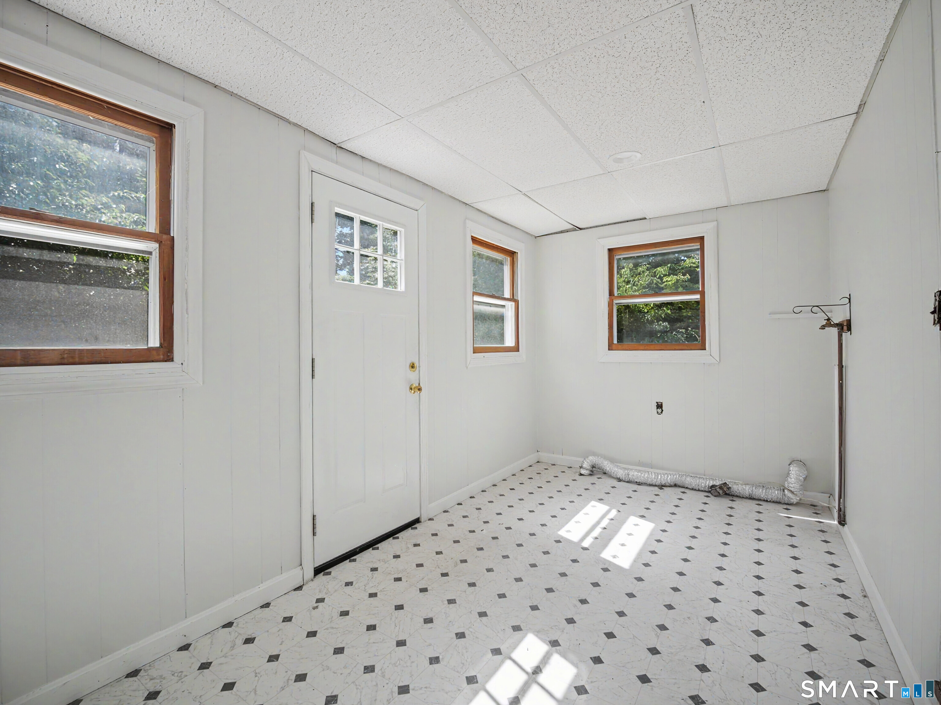 141 Corrigan Avenue photo 25