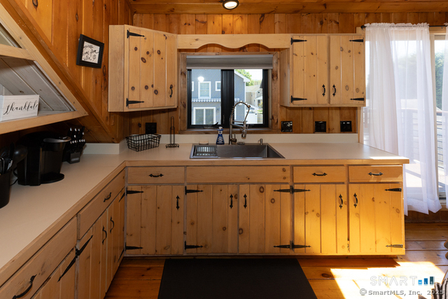 48B Swan Avenue photo 9