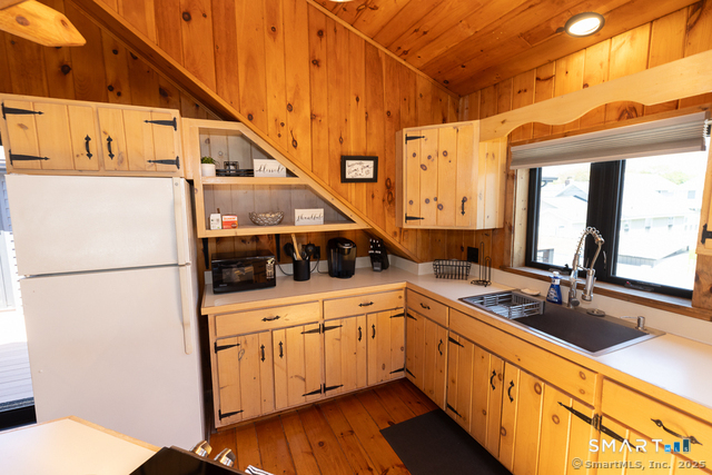 48B Swan Avenue photo 11