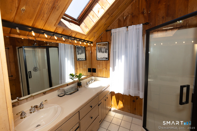 48B Swan Avenue photo 20