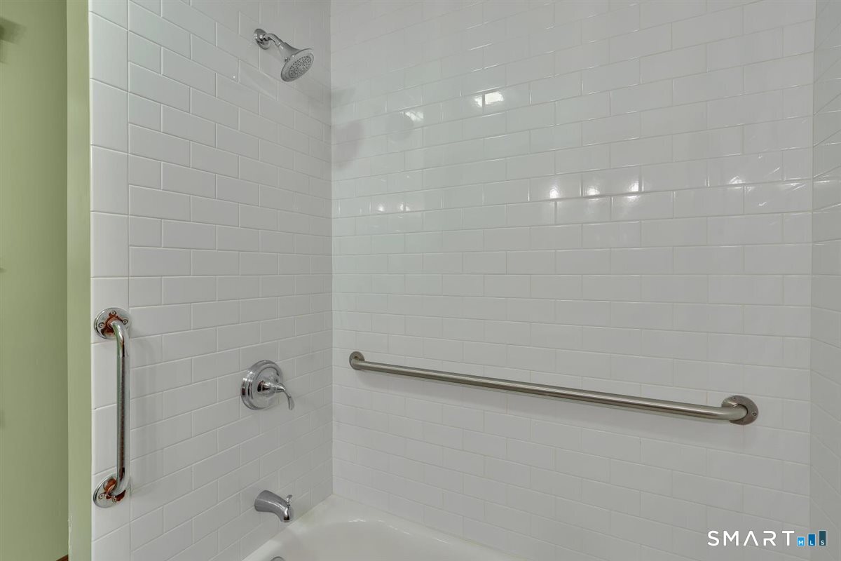 84 Fairlawn Avenue photo 12