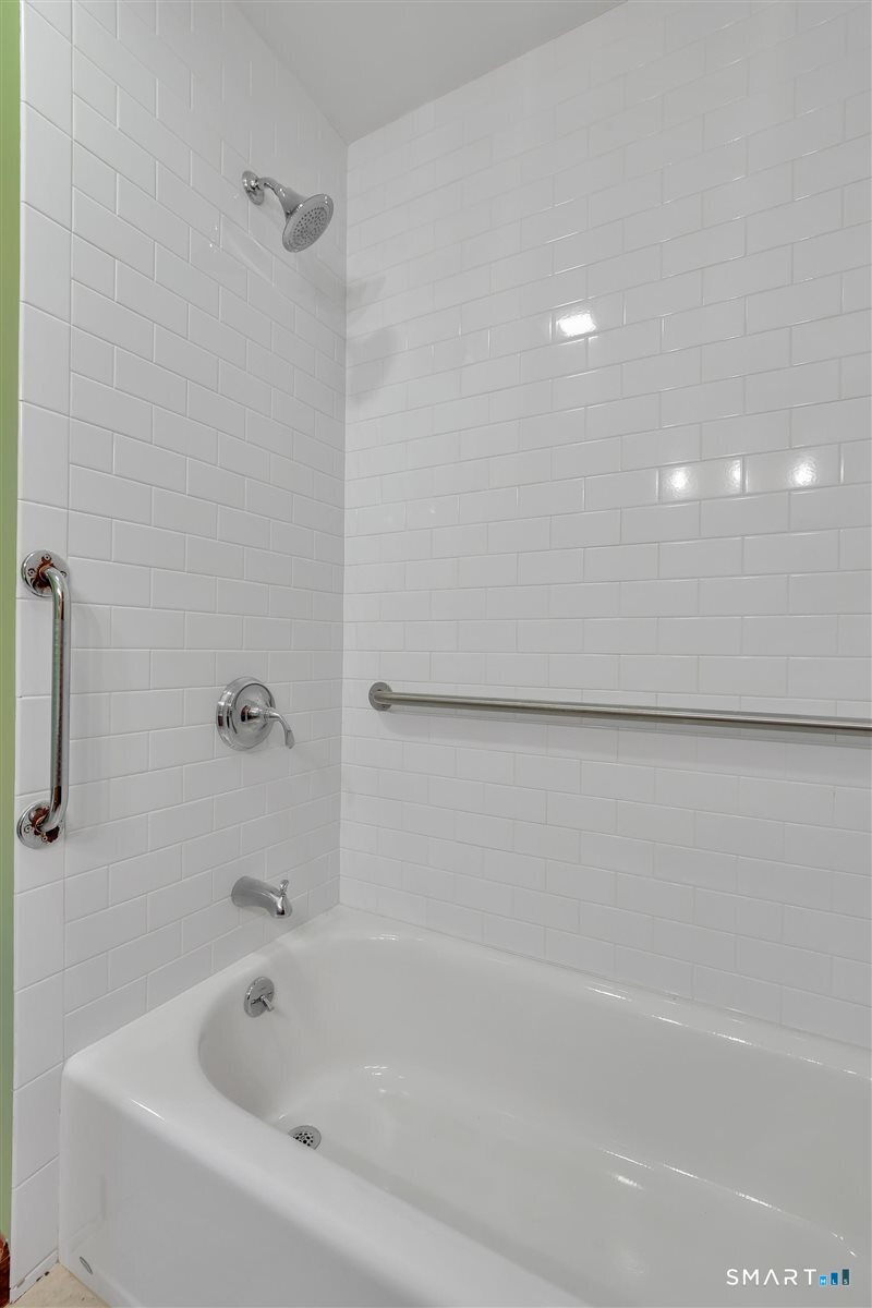 84 Fairlawn Avenue photo 13