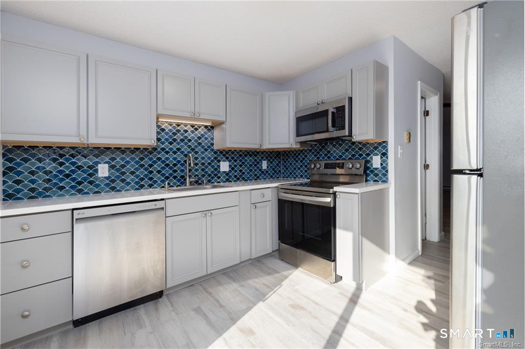 565 Clark Avenue Unit #6 photo 5