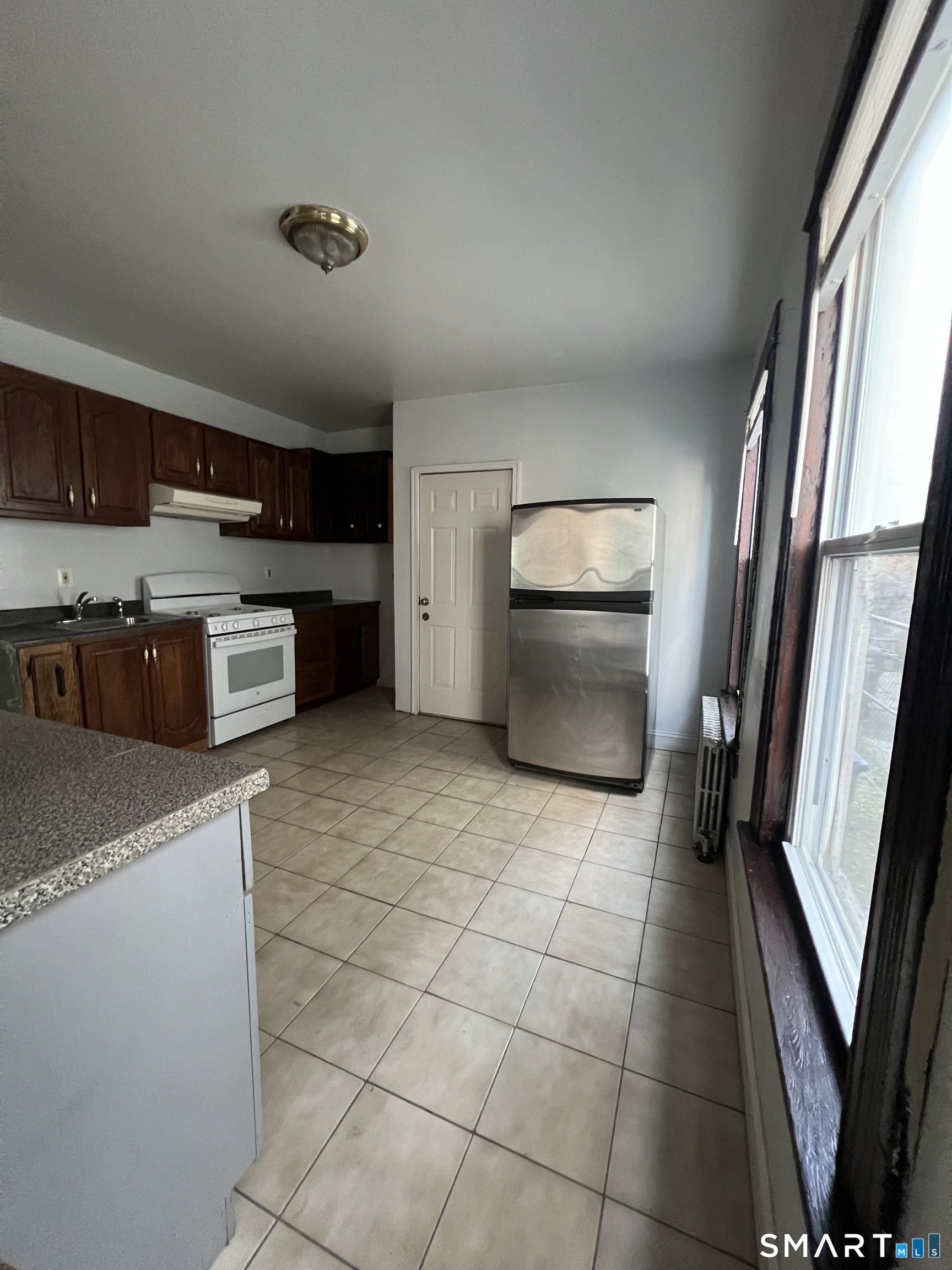 980 Howard Avenue photo 4