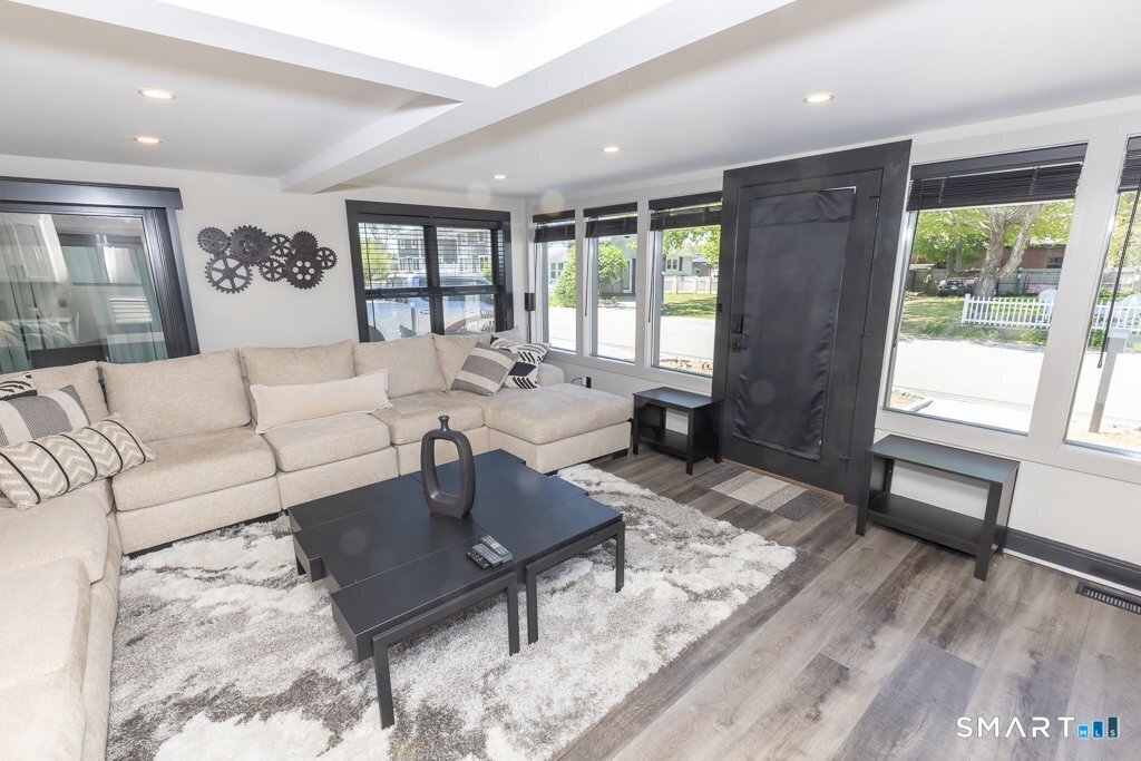 48 Swan Avenue photo 7