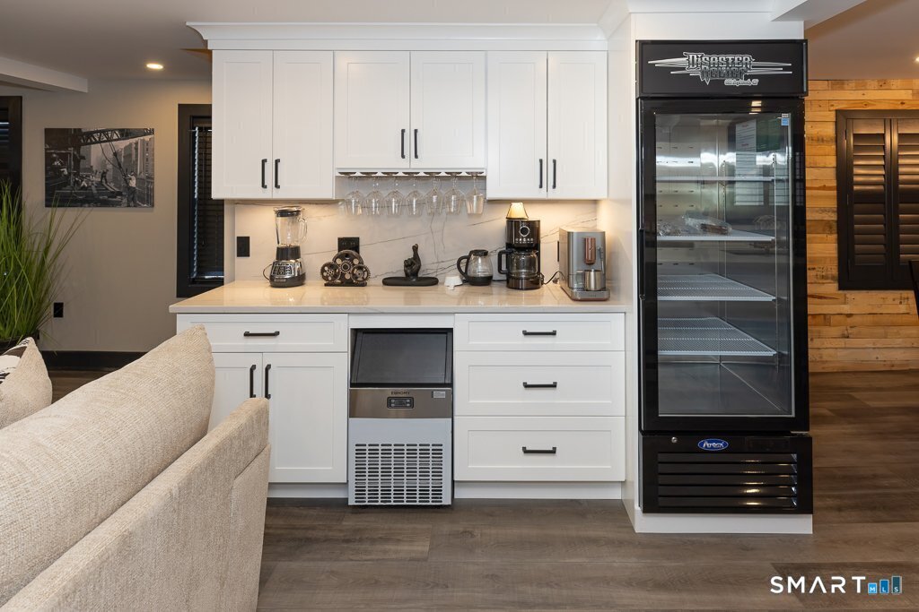 48 Swan Avenue photo 13