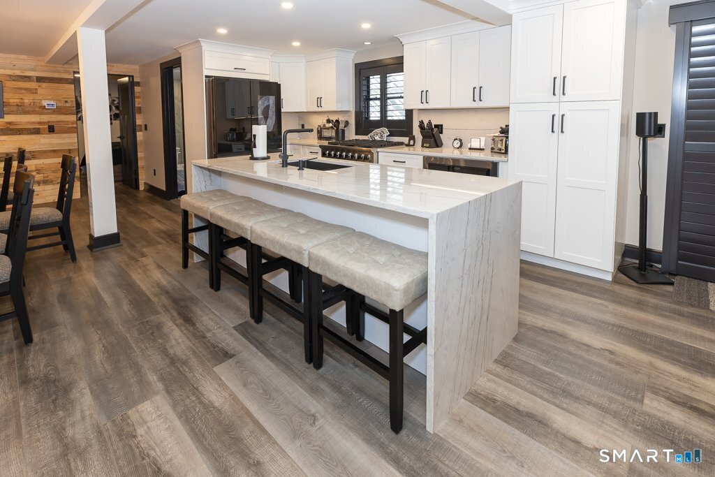 48 Swan Avenue photo 14