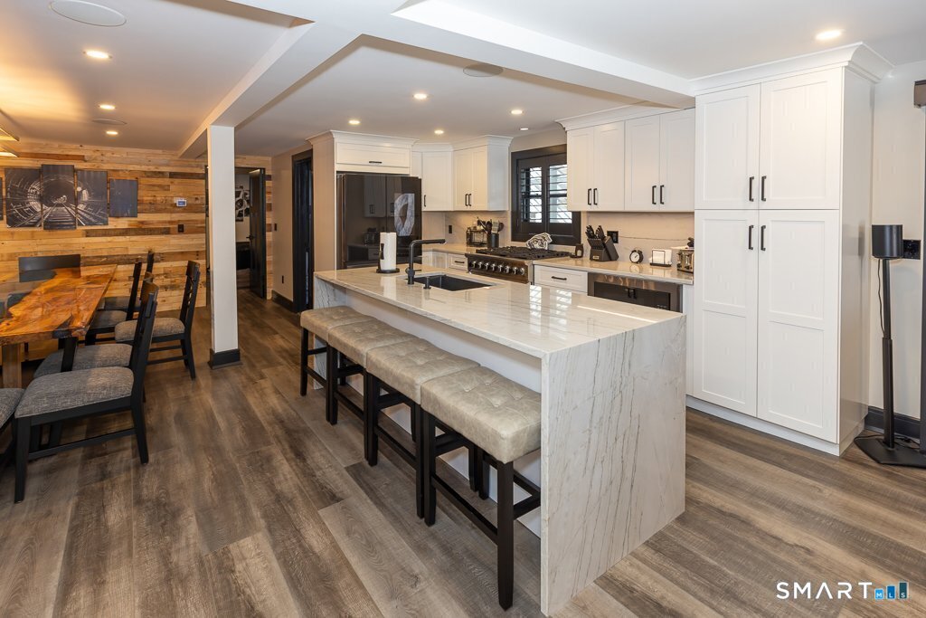48 Swan Avenue photo 15