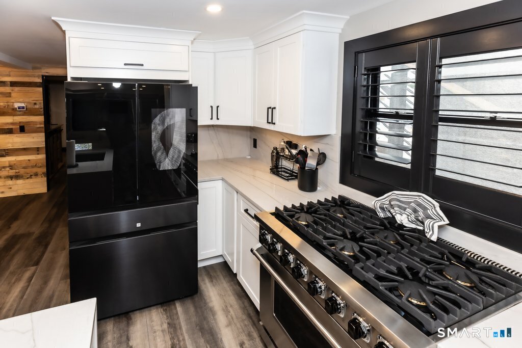 48 Swan Avenue photo 18