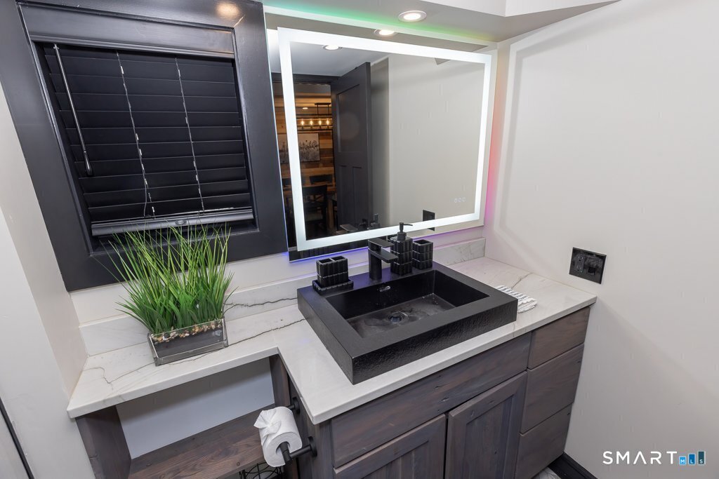 48 Swan Avenue photo 20