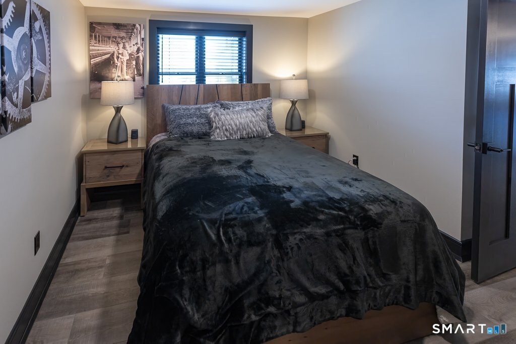 48 Swan Avenue photo 23