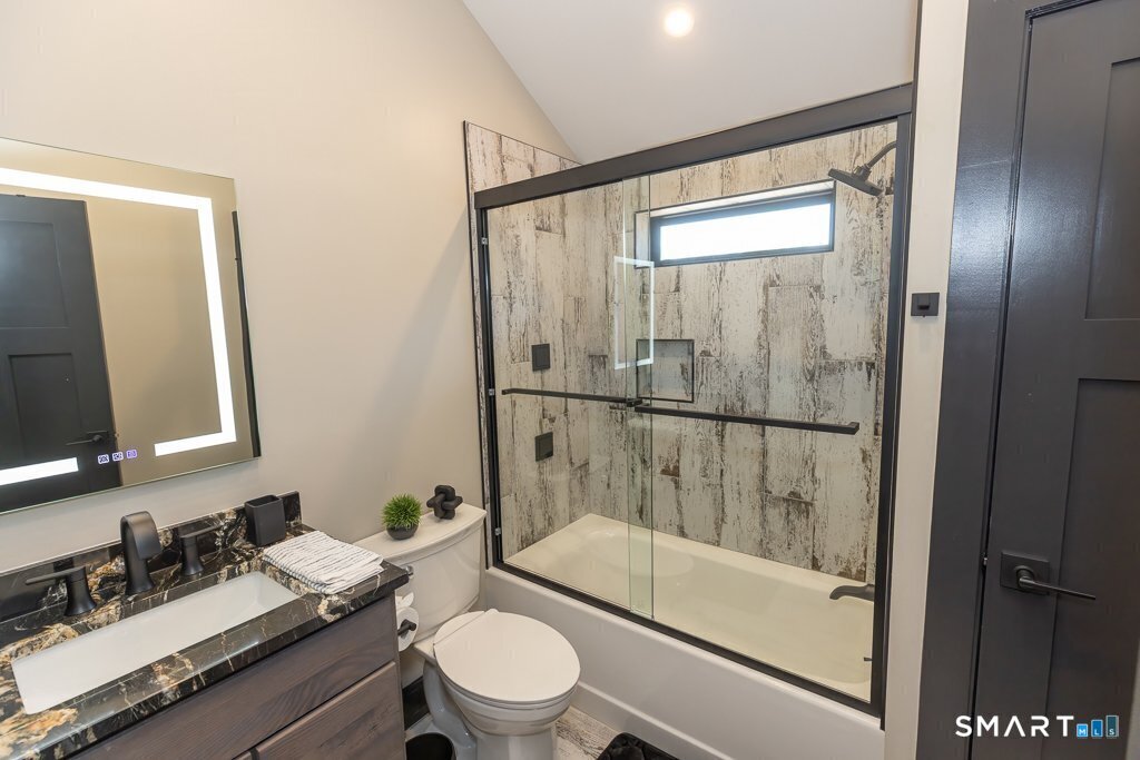 48 Swan Avenue photo 25