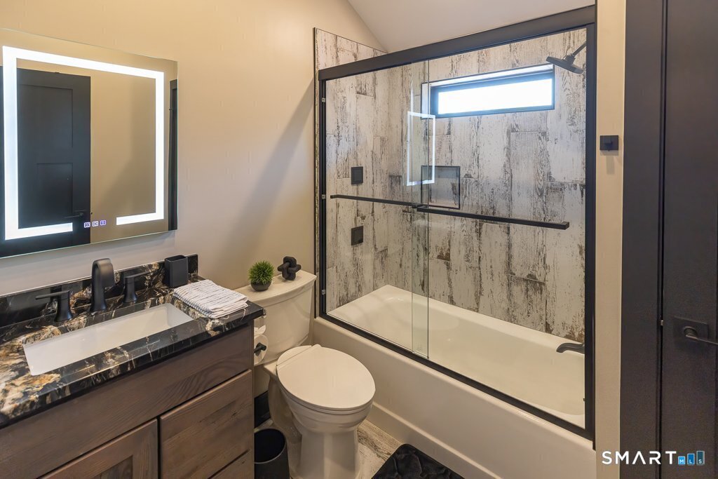 48 Swan Avenue photo 28