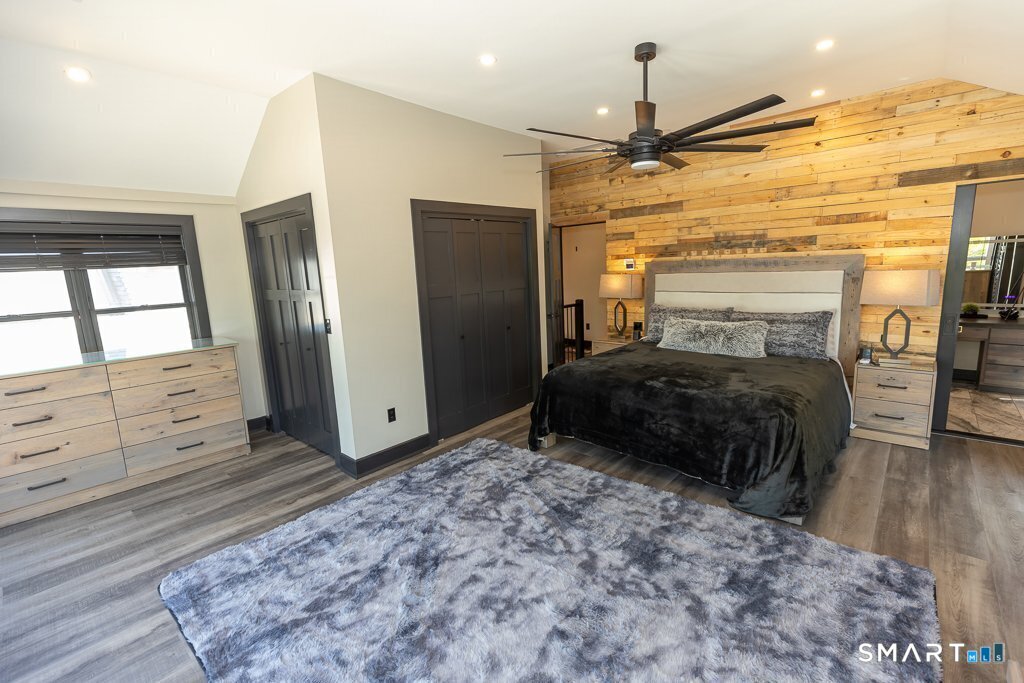 48 Swan Avenue photo 31