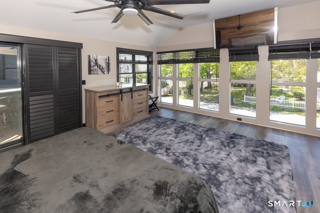48 Swan Avenue photo 32