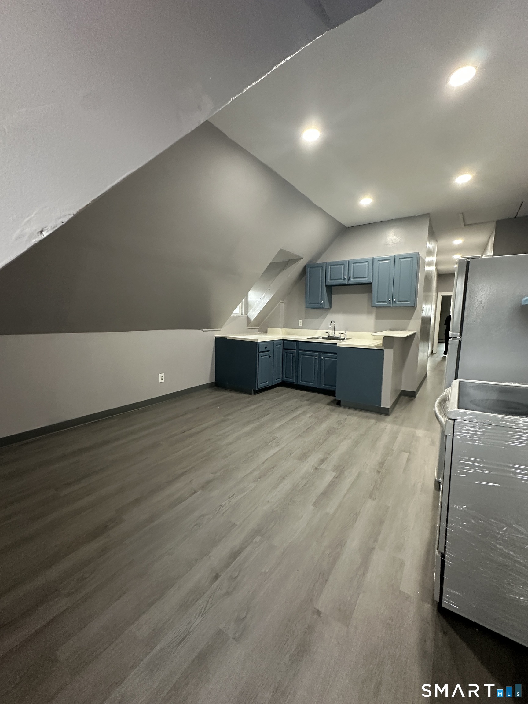 402 Sigourney Street 3rd Floor