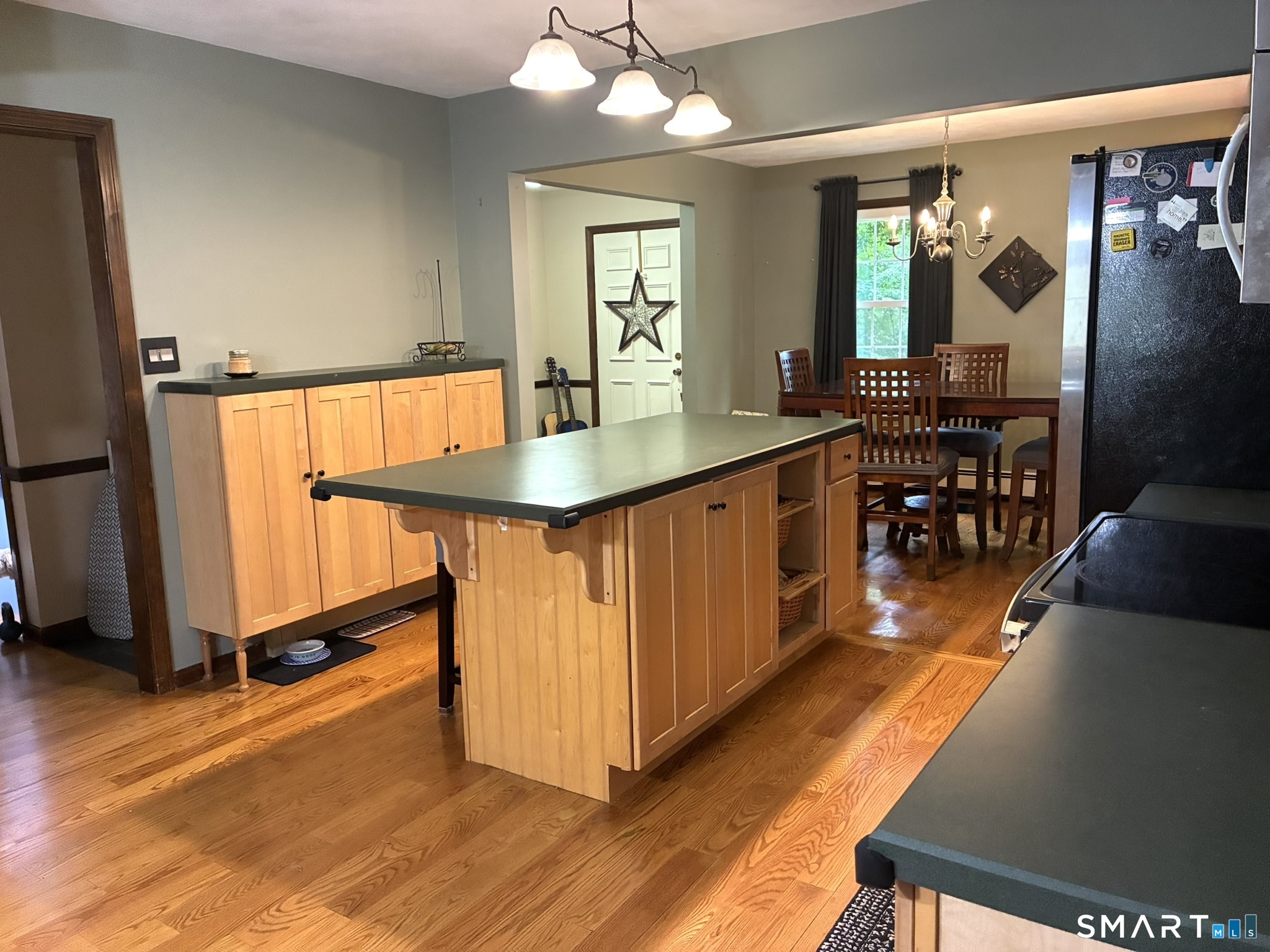 75 Maple Avenue West photo 4