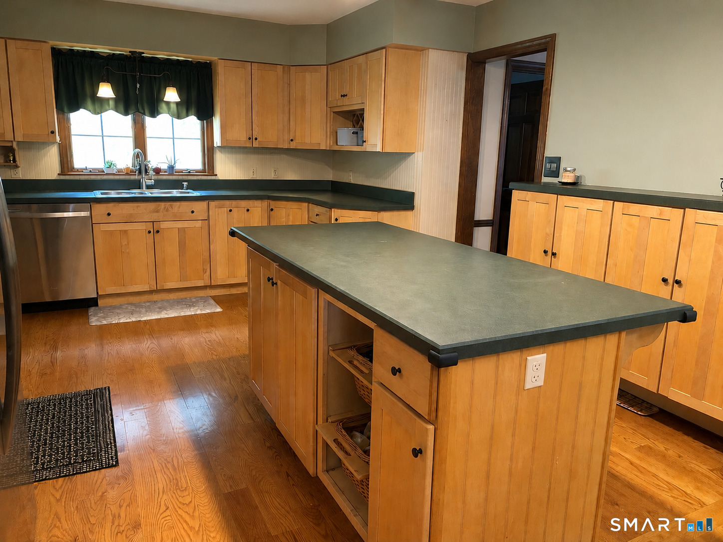 75 Maple Avenue West photo 3