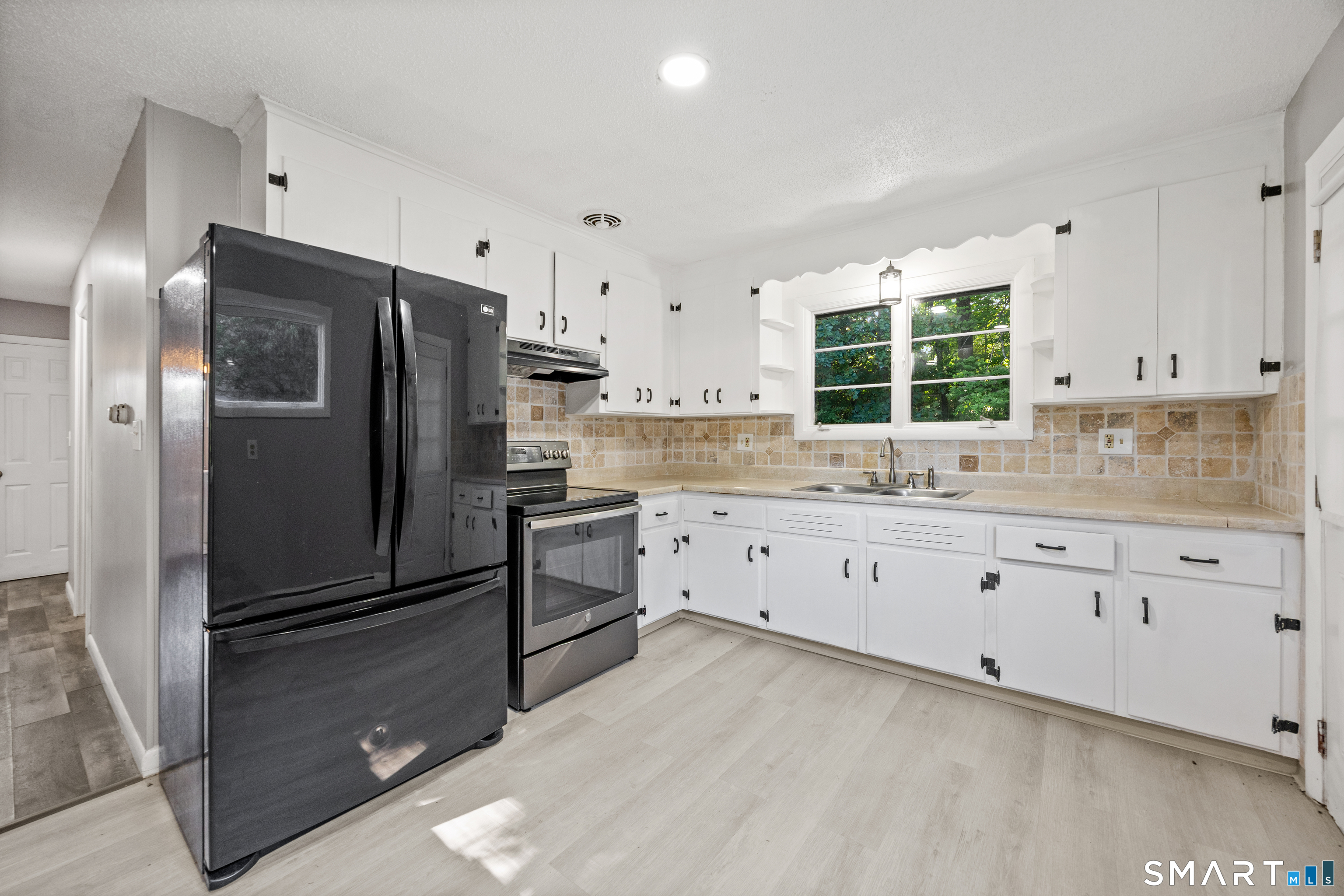 96 Oldham Avenue photo 3