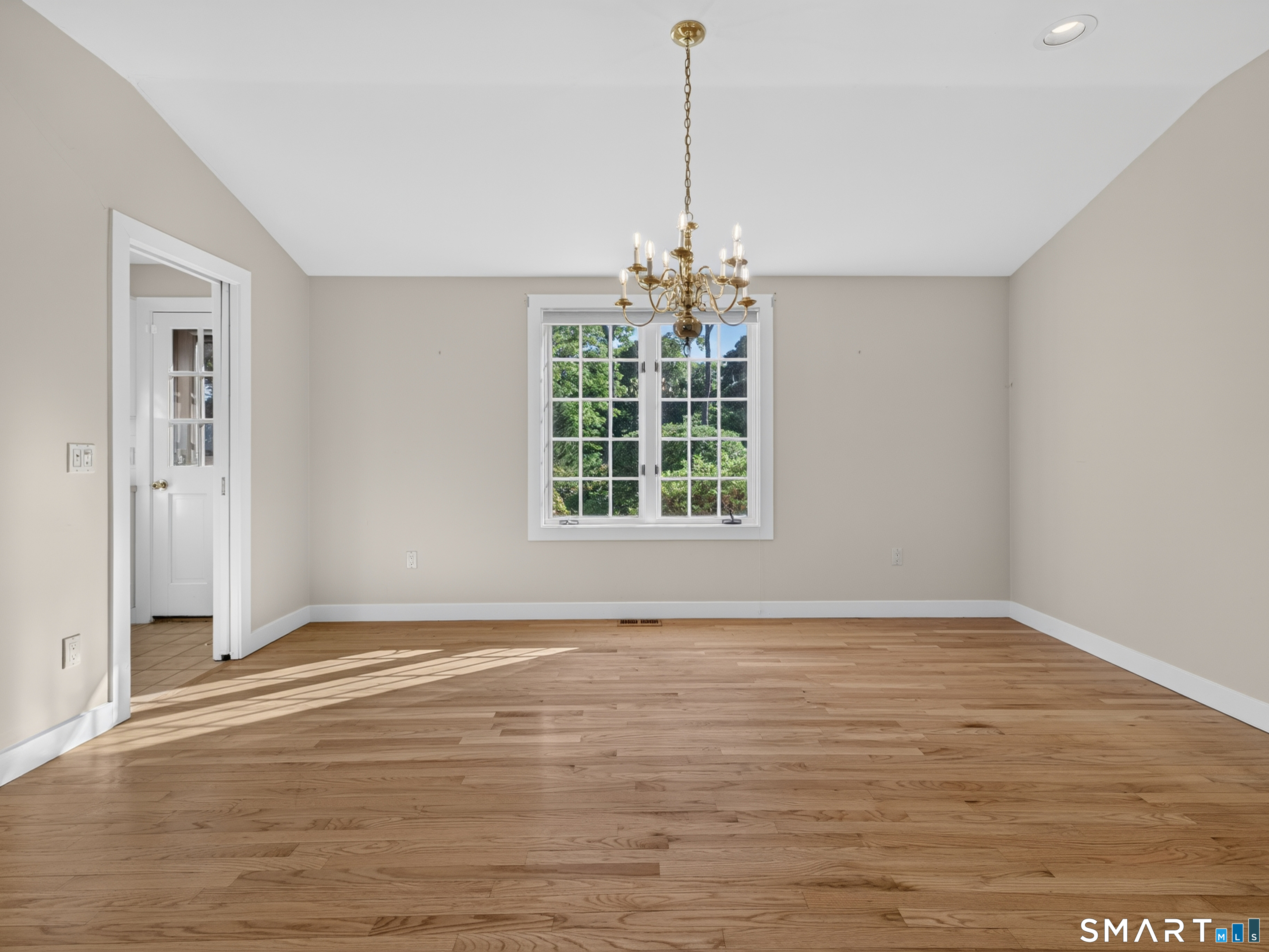 108 Maple Avenue photo 15