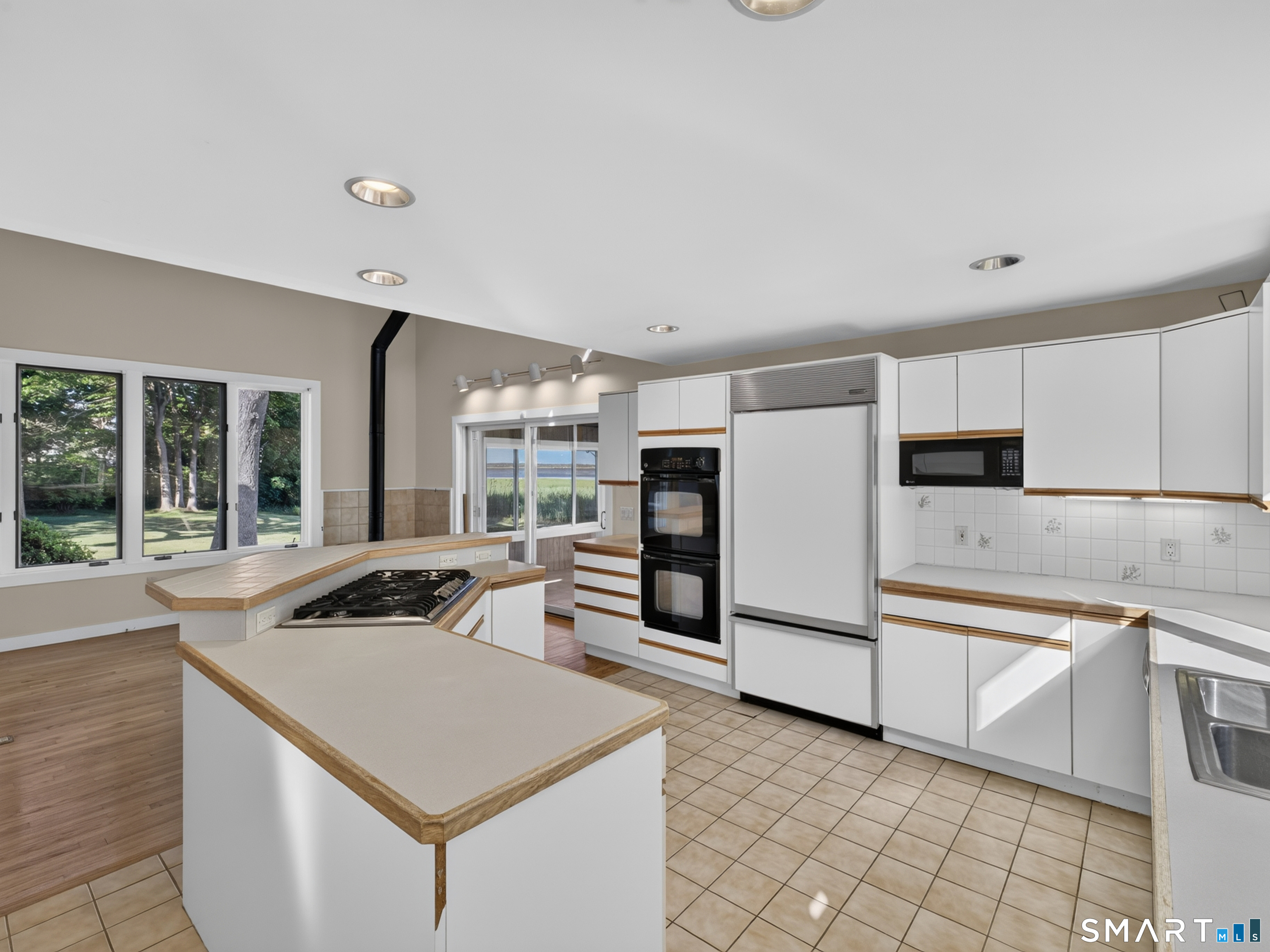 108 Maple Avenue photo 17