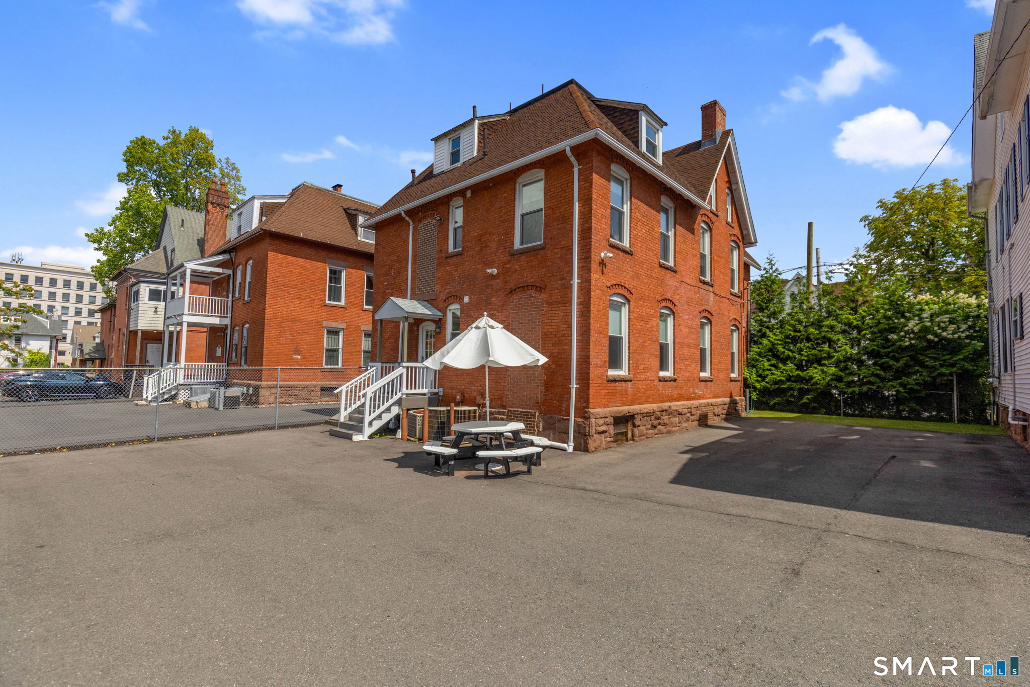 101 Oak Street photo 6