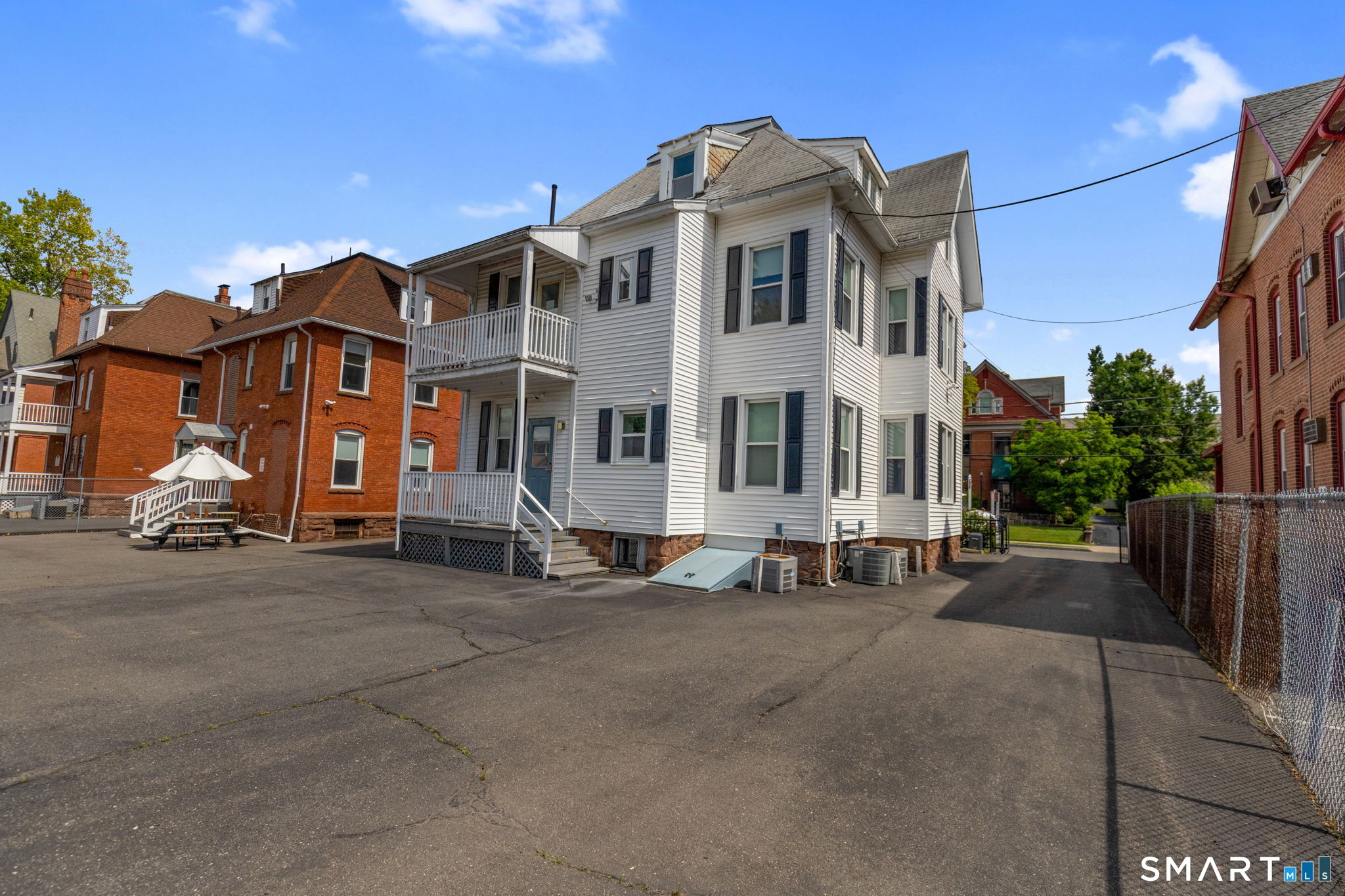 107 Oak Street photo 6