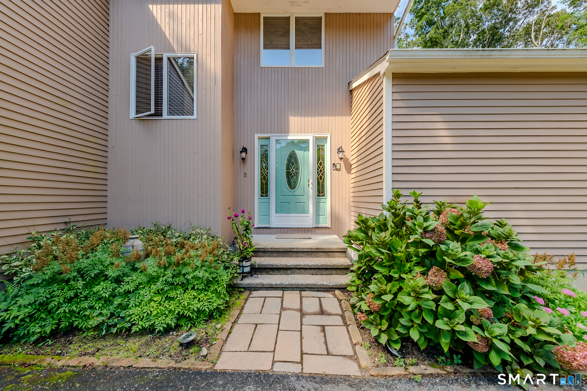 Photo 2 of Single family home for sale at 4 Briarwood Ct, Gales Ferry, CT 06335 | MLS# 24203332 | Listing updated on 2026-09-06