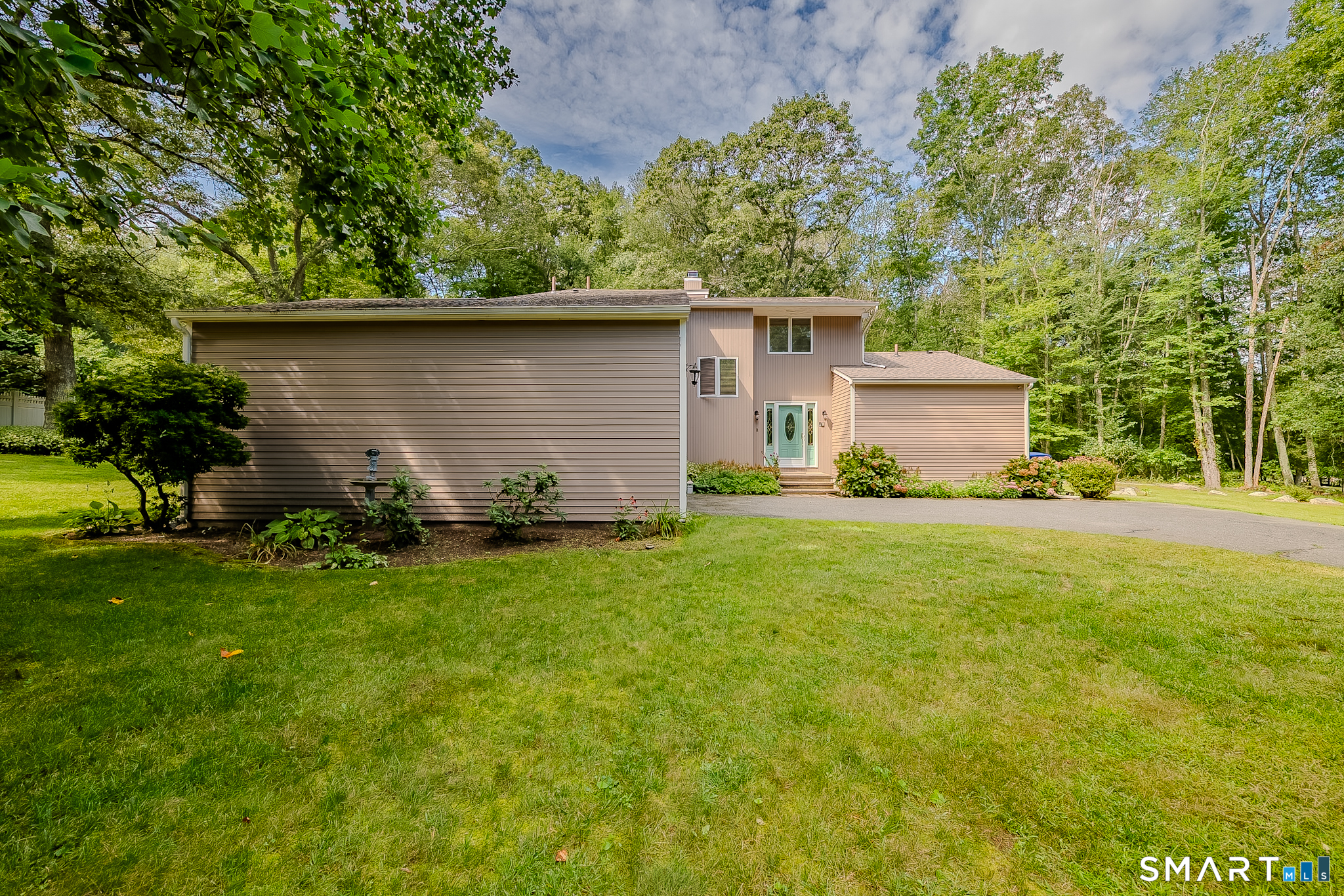 Photo 4 of Single family home for sale at 4 Briarwood Ct, Gales Ferry, CT 06335 | MLS# 24203332 | Listing updated on 2026-09-06