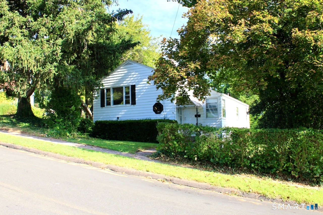 CONVENIENT LOCATION, 1 BLOCK TO DIXWELL AVE AND BUSLINE. CORNER LOT WITH DRIVEWAY/OVERSIZED GARAGE ON LAKEVIEW. MULTI LEVEL HOUSE WITH MAIN UPPER-LEVEL ACCESS TO KITCHEN/DINING/LIVINGROOM FROM LAKEVIEW. FRONT DOOR ON ROBERT. ENDLESS OPTIONS AND EXPANSION.