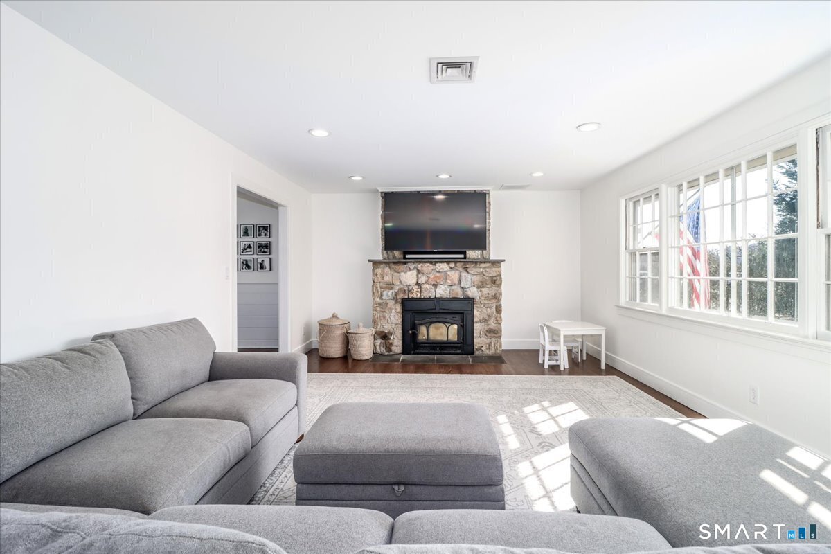 58 Davenport Drive, Stamford, Connecticut photo 3