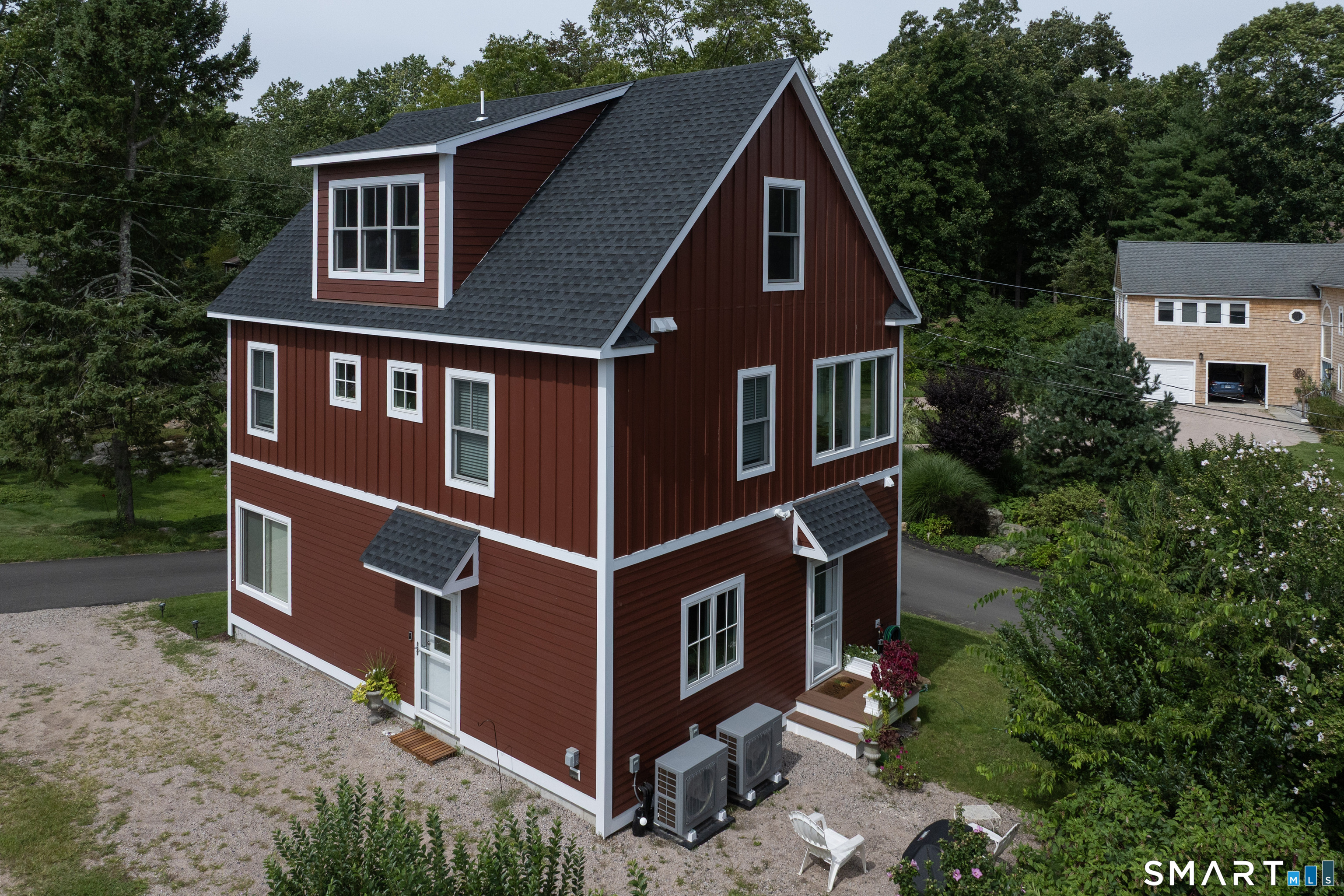 77 Reeves Avenue photo 3