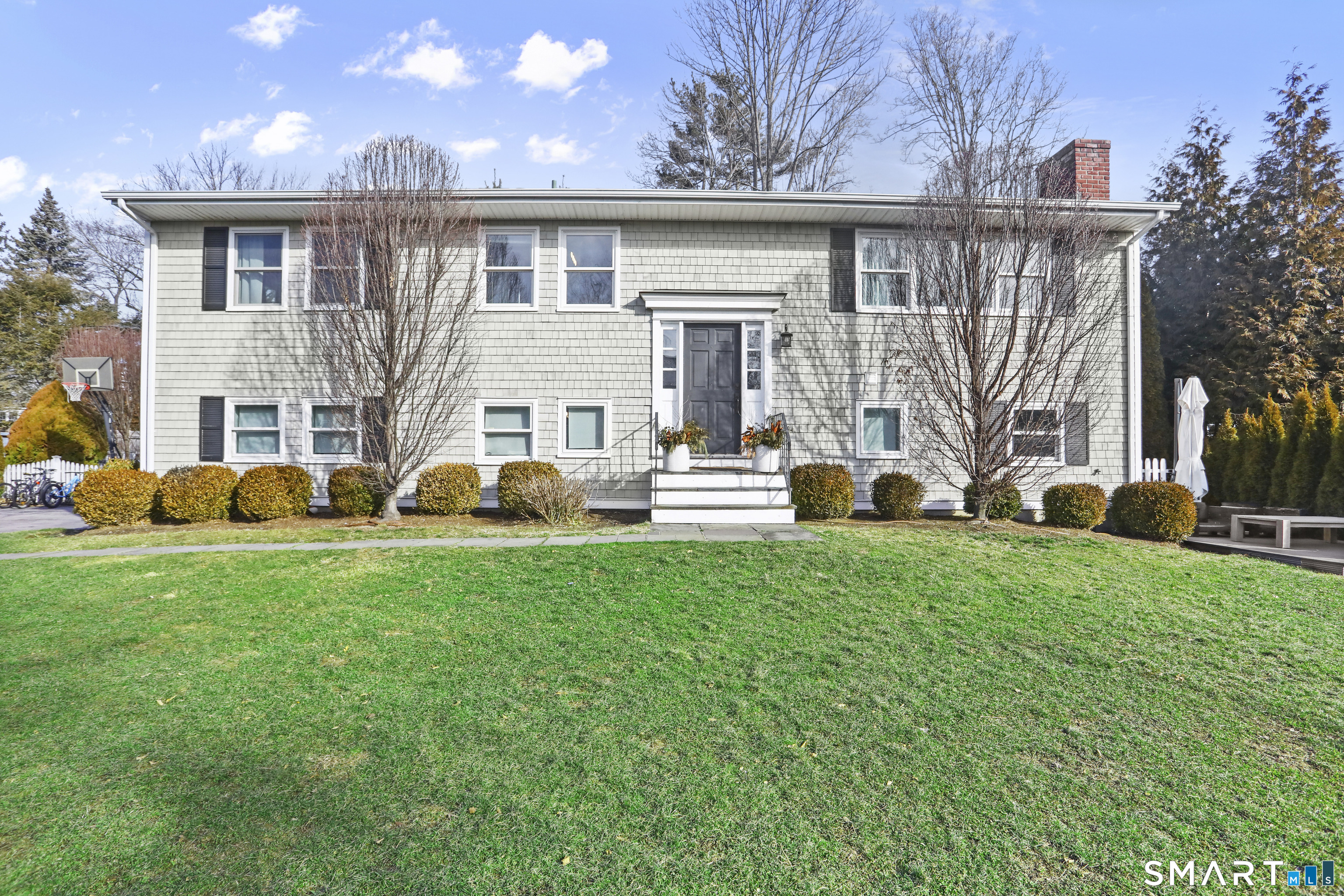 6 Meadowbank Road, Greenwich, Connecticut photo 2