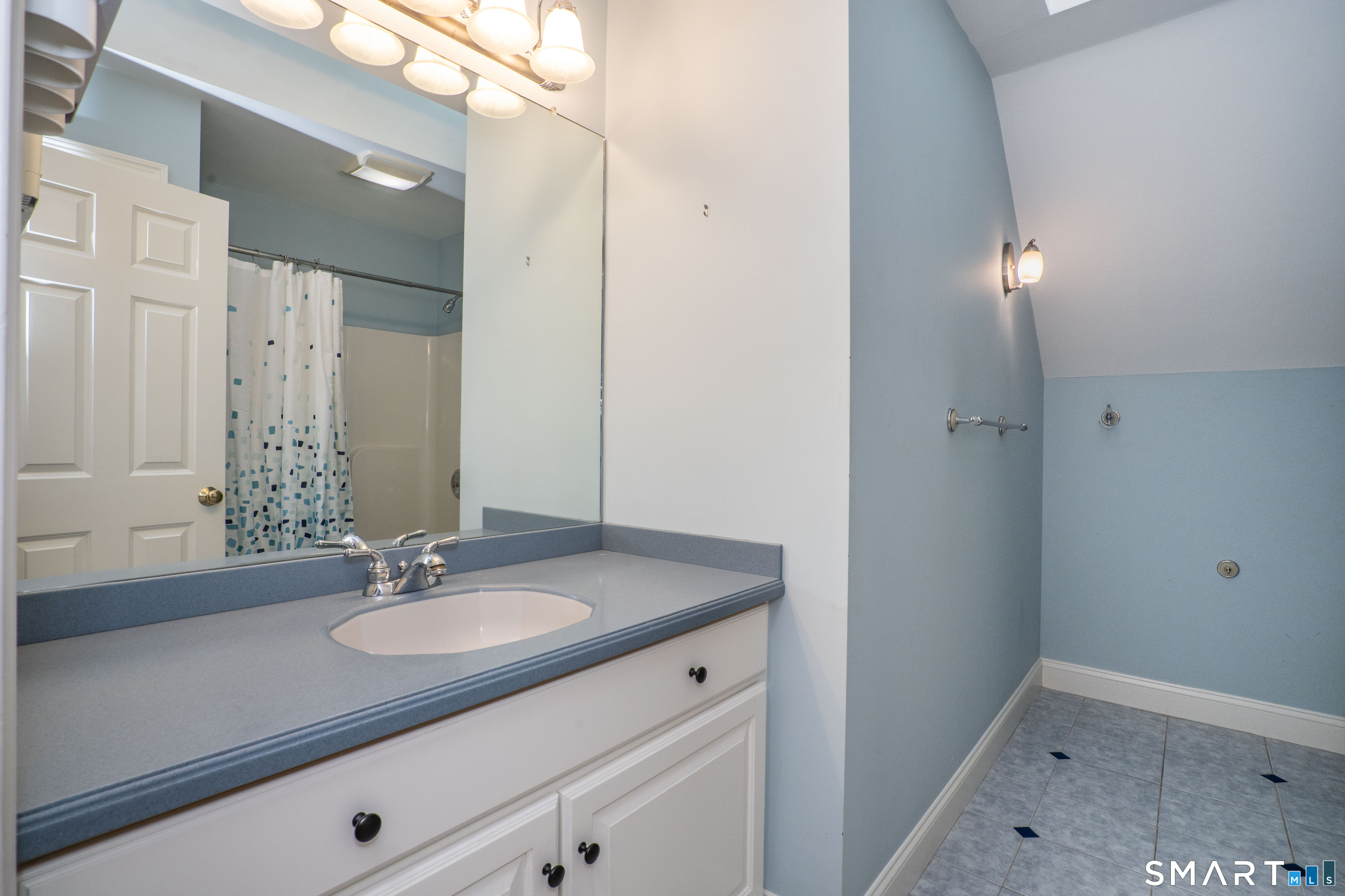 16 Hendrickson Lane photo 37