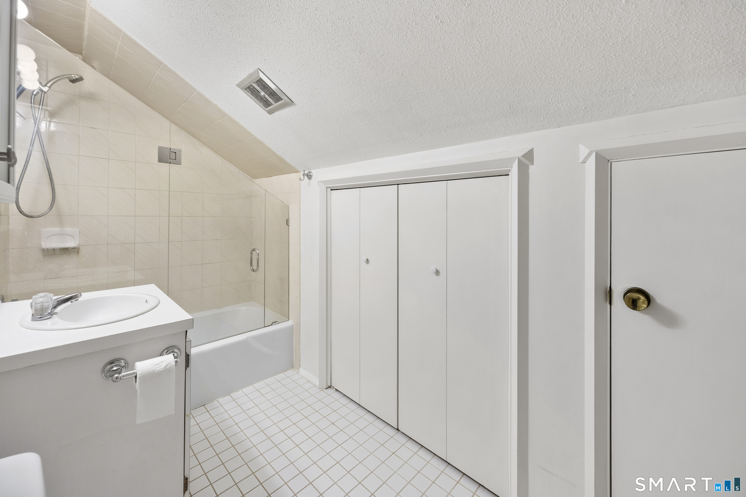 2 Earls Court Unit #F photo 21