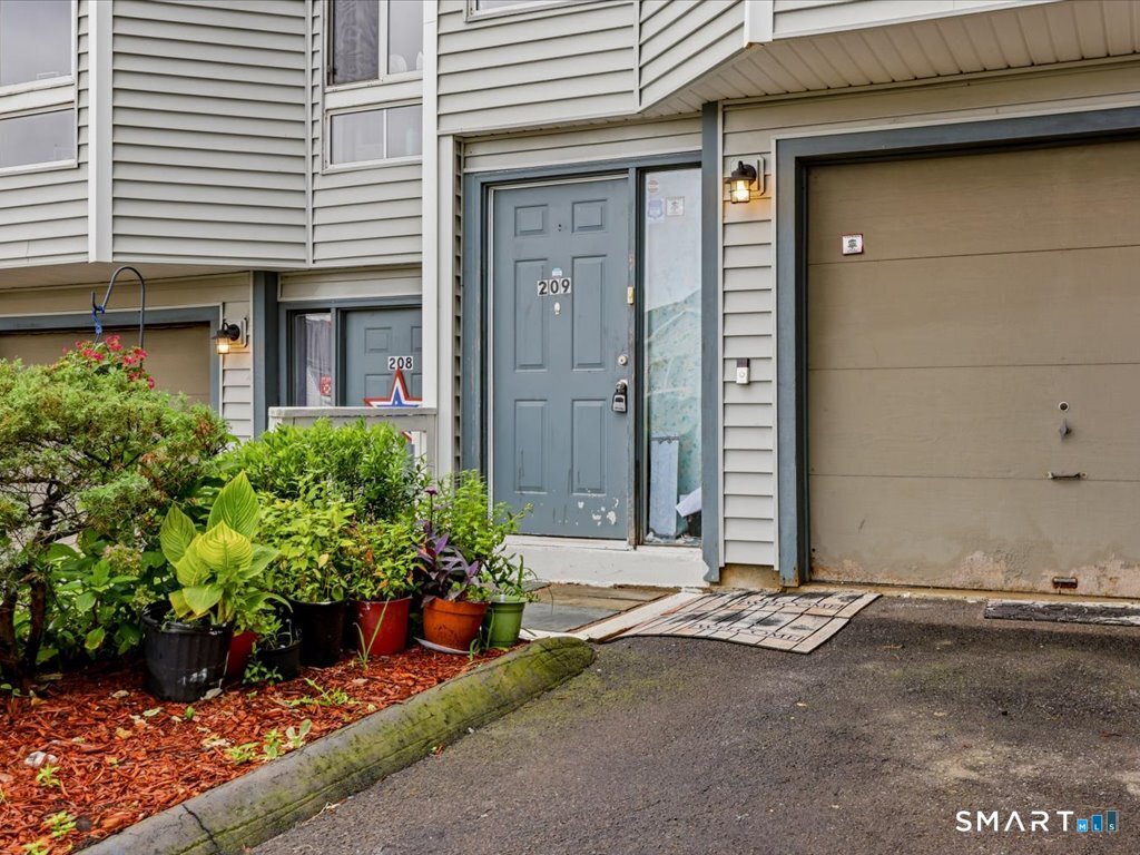 Photo 2 of Townhouse for sale at 1423 Quinnipiac Ave #209, New Haven, CT 06513 | MLS# 24203710 | Listing updated on 2026-09-13
