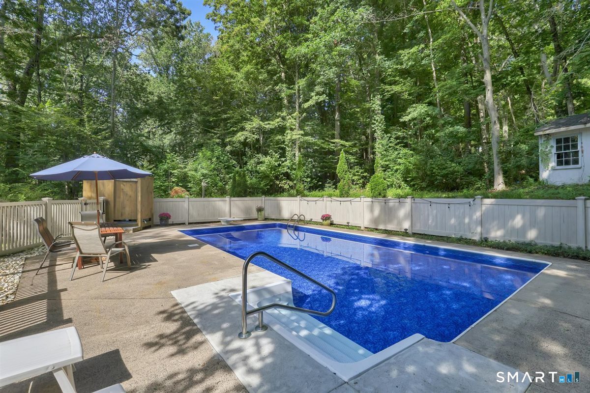 83 Crestwood Drive photo 32