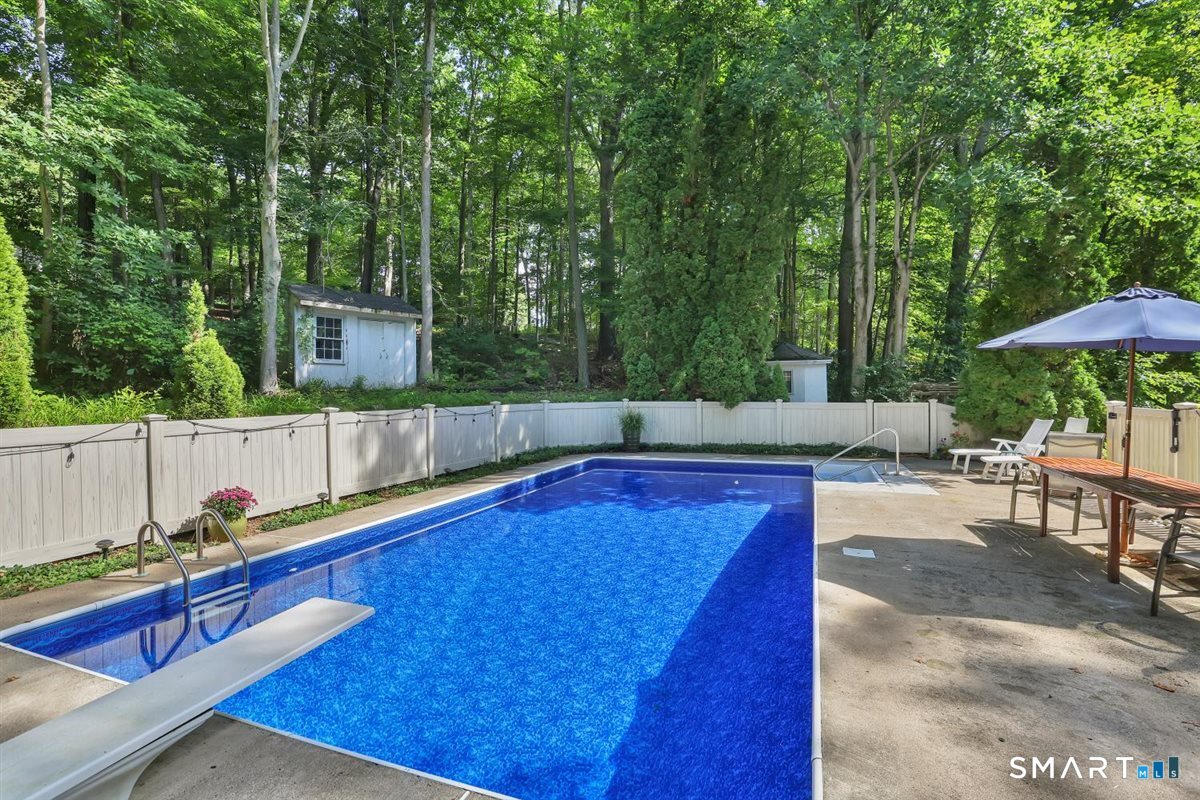 83 Crestwood Drive photo 33