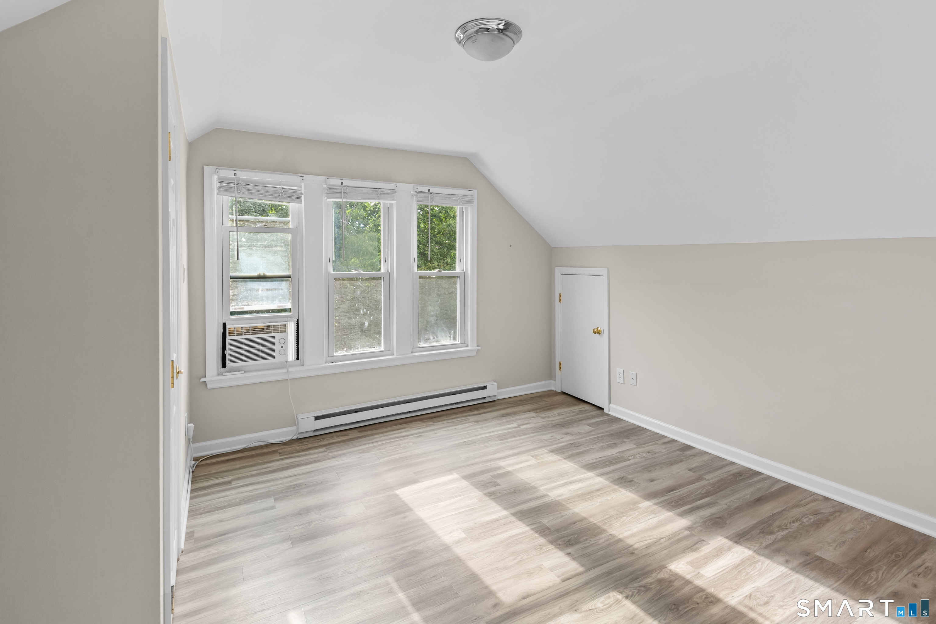 19 Maple Avenue North photo 16