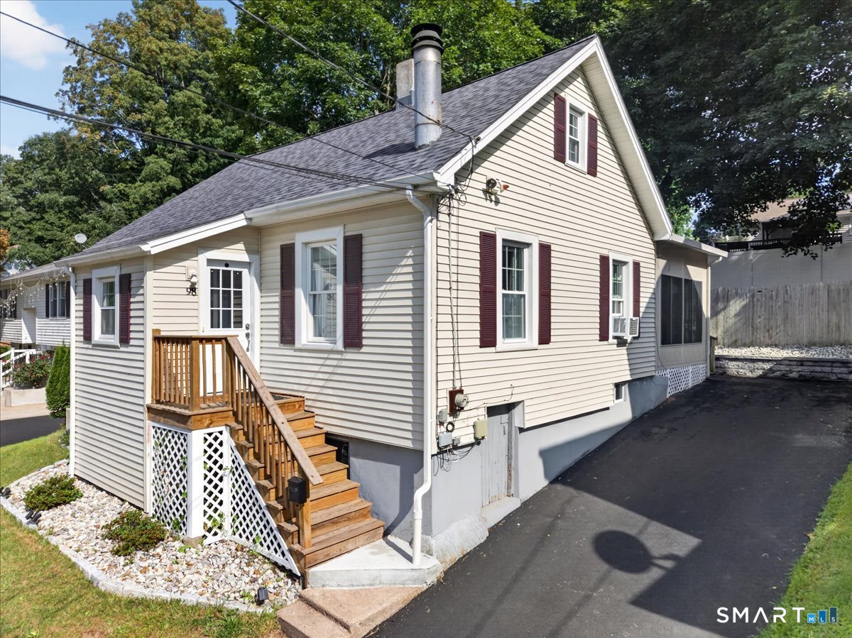 98 New Hanover Avenue