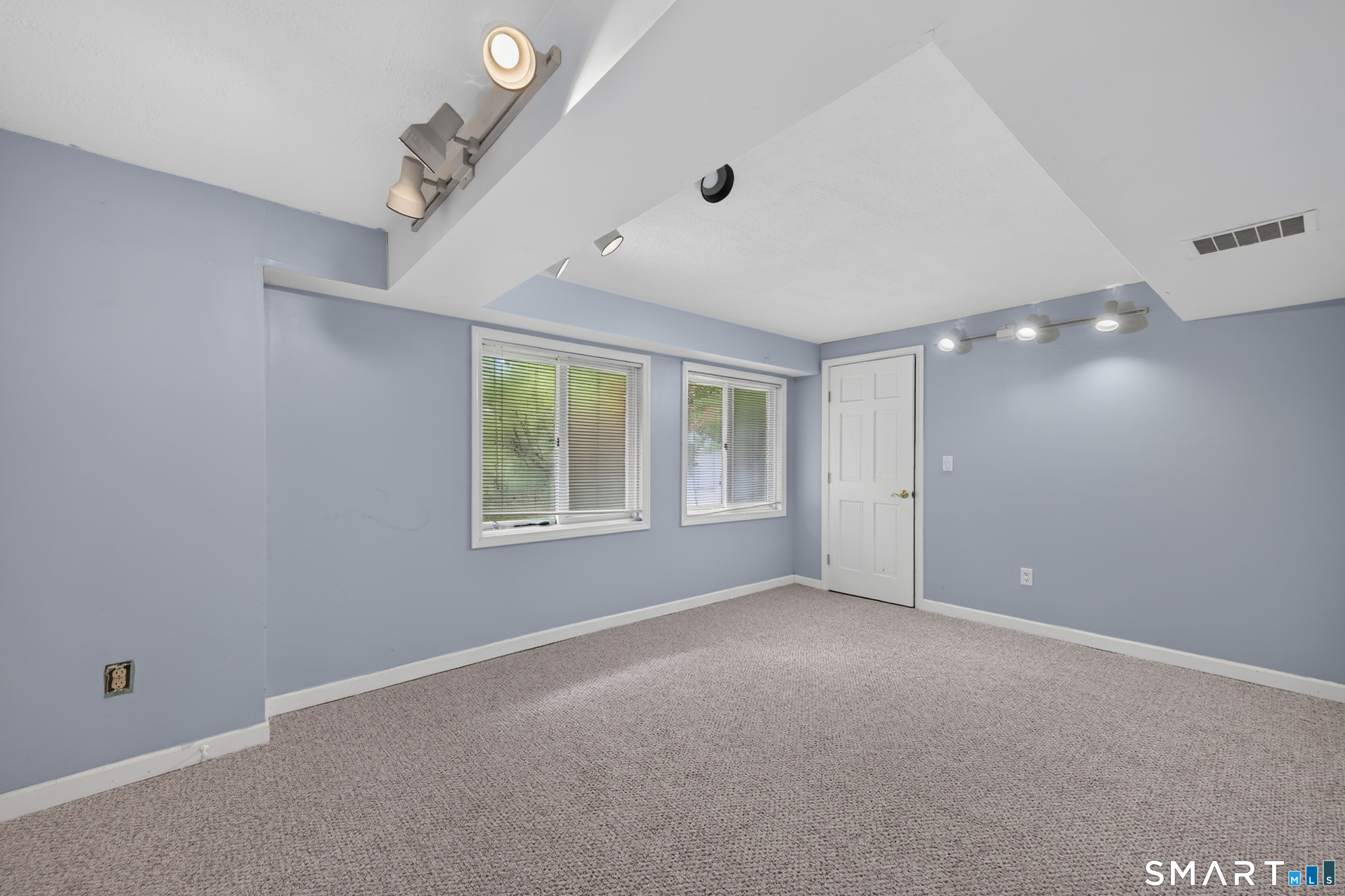 61 Springbrook Road photo 17