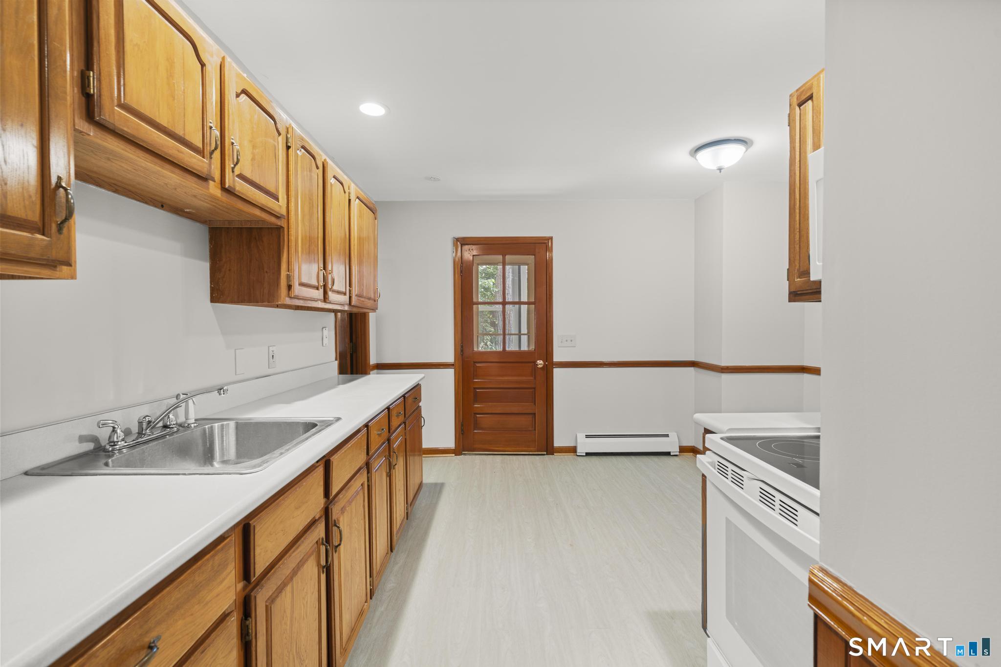 Foto 8 de Apartamento en renta en 11-13 Hull Street, Shelton, CT — $1,800/mes