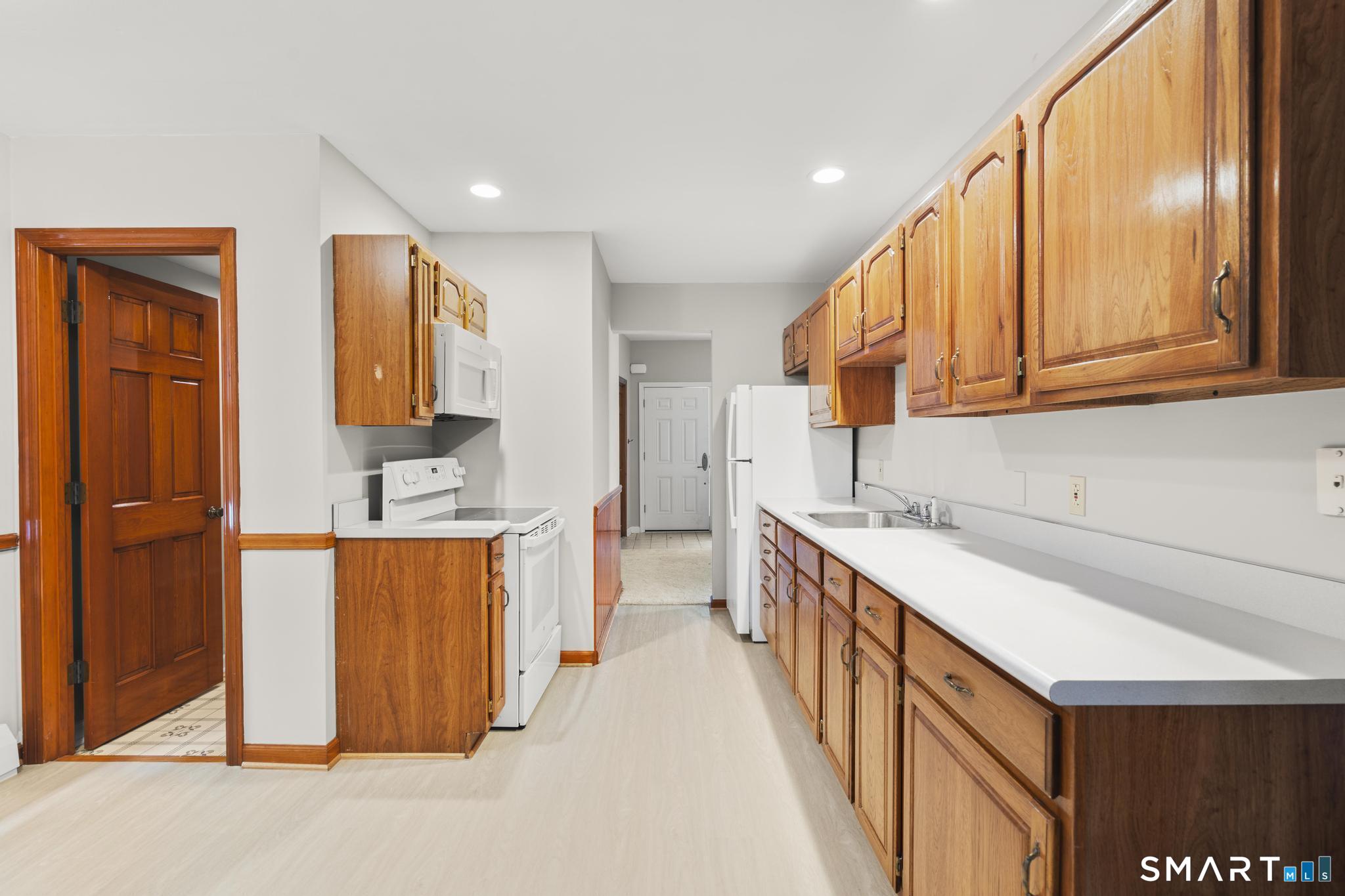 Foto 9 de Apartamento en renta en 11-13 Hull Street, Shelton, CT — $1,800/mes