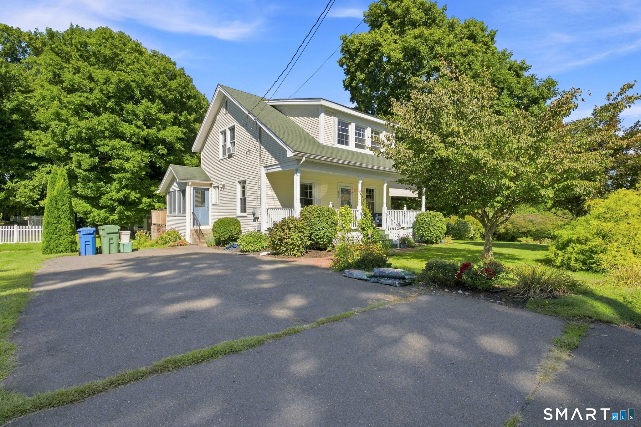 Photo 2 of Single family home for sale at 827 East St, Southington, CT 06489 | MLS# 24204171 | Listing updated on 2026-09-10