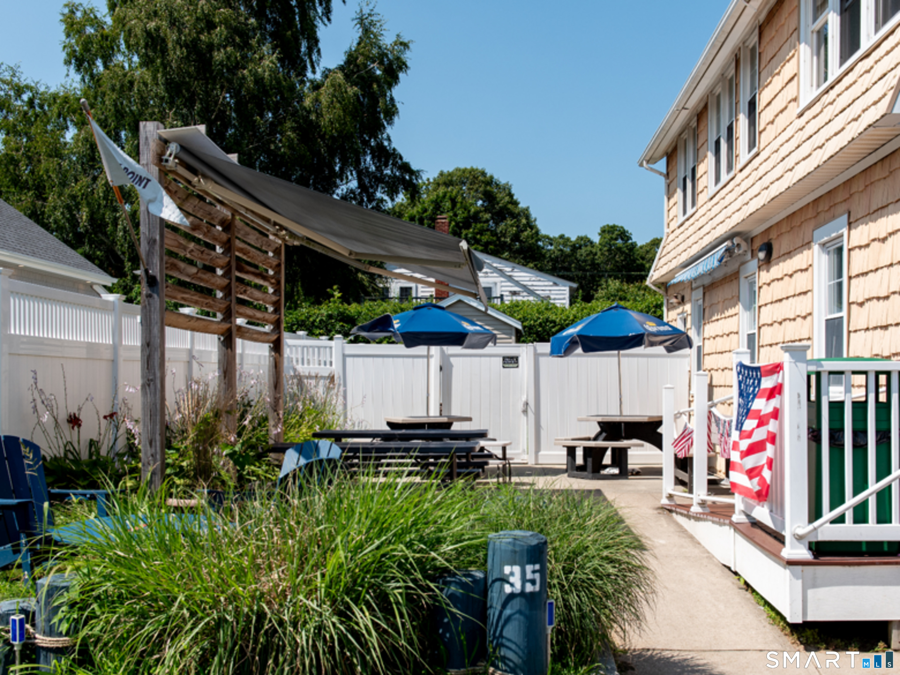 Patrons outdoor seating