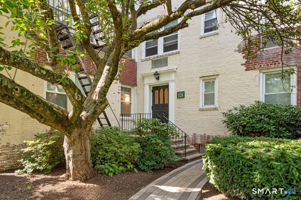 124 Woodside Green, Stamford, Connecticut photo 1
