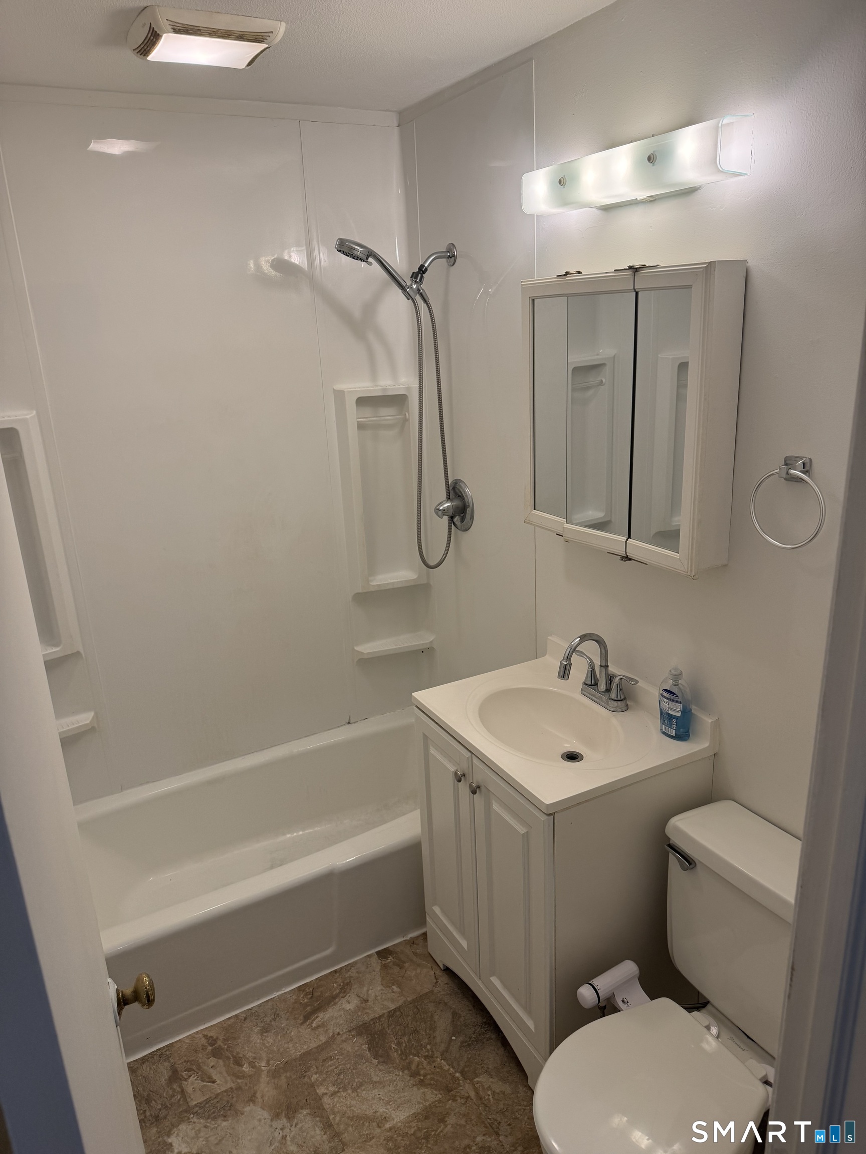 Photo 4 of Condo for sale at 239 Old Farms Rd #16E, Avon, CT 06001 | MLS# 24194706 | Listing updated on 2026-09-13