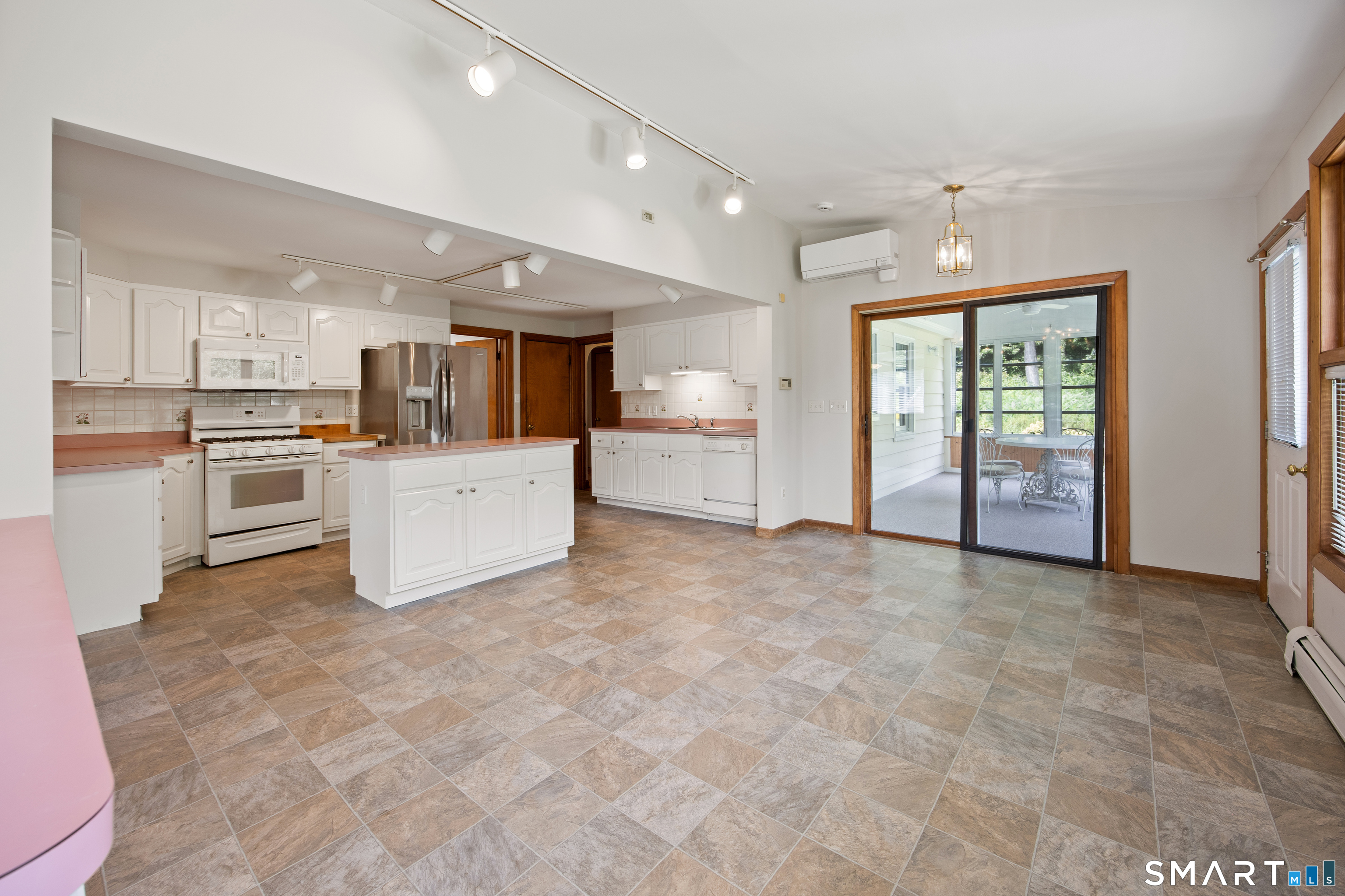 480 Higgins Road photo 8