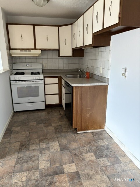 Photo 2 of Condo for sale at 36 Surrey Dr #A1, Newington, CT 06111 | MLS# 24206404 | Listing updated on 2026-09-14